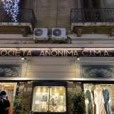 Altra tipologia di vetro � quella �a cristallo�, presente sul negozio d�intimo Cima e realizzata nel 1928, anno in cui � stata aperta l�attivit� in via Sparano